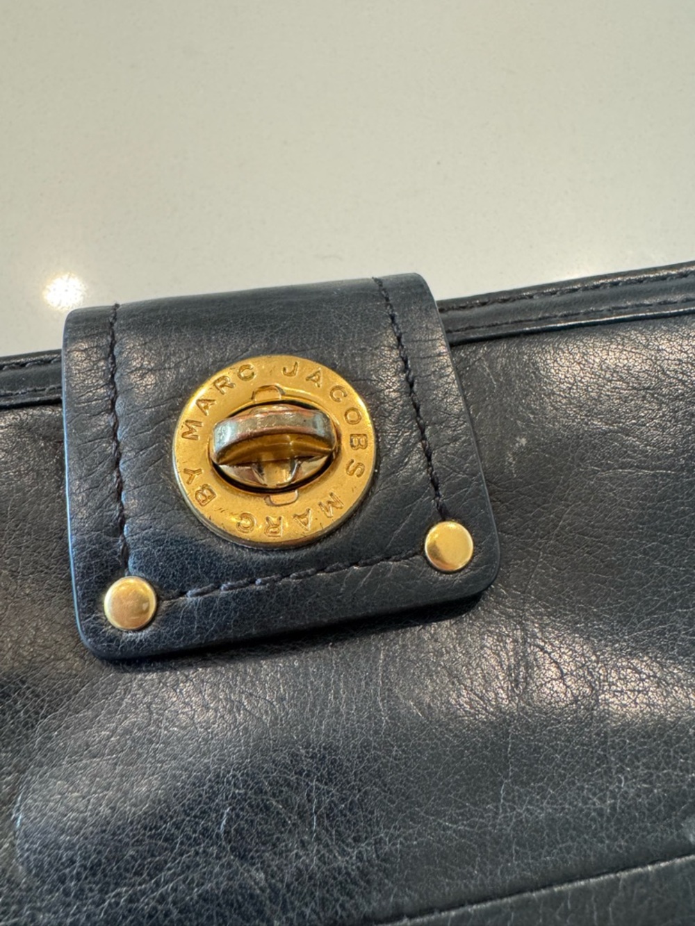 Marc by Marc Jacobs Turnlock Black Leather Wallet - Picture 4 of 12